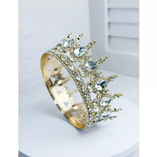 Crown on a cake of white stones