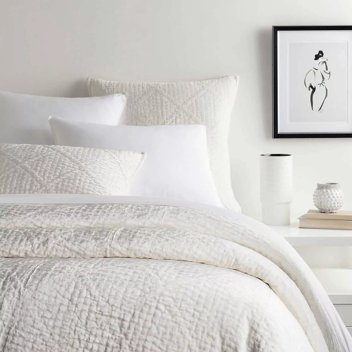 Parisienne Velvet Dove White Quilt